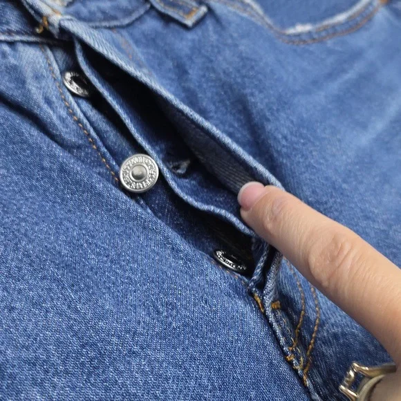 Levi's Women's Classic Blue Jean Shorts - Picture 4 of 5